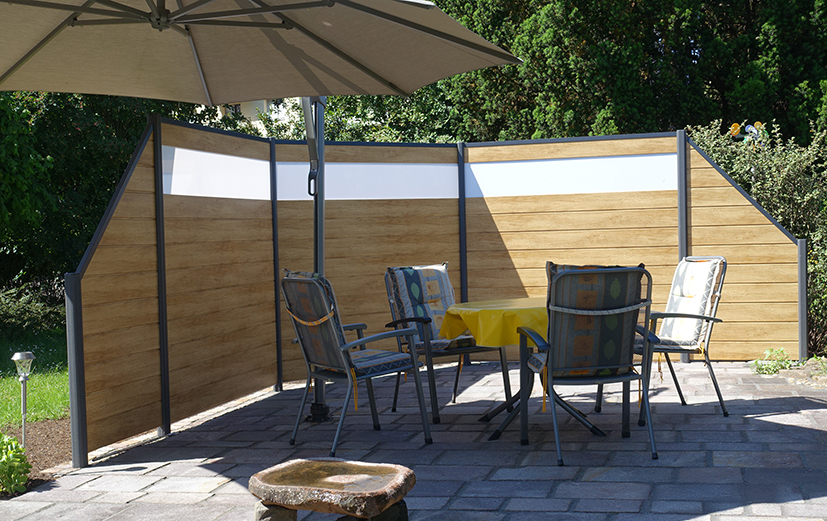 Lichtgeschützt auf der Terrasse sitzen