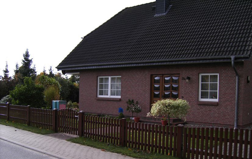 Zaun aluminium braun einfamilienhaus.jpg