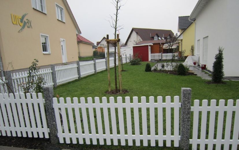 Weißer Aluminiumzaun im schönen Garten