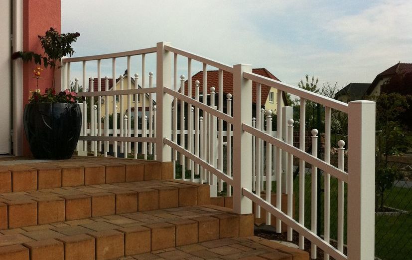 Zaun aluminium weiss treppe einfamilienhaus.jpg