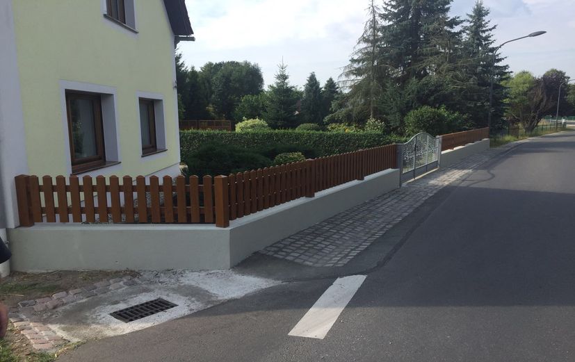 Zaun in dunkelbraun geschwungen