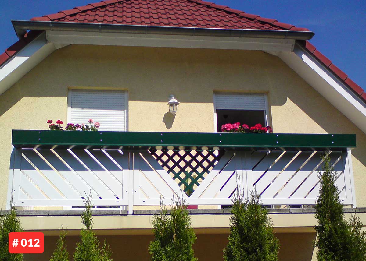weißes Balkongeländer aus Qualitäts-Kunststoff, mit grünem Gitter und Balkonkasten, stabil und pflegeleicht, auf Maß