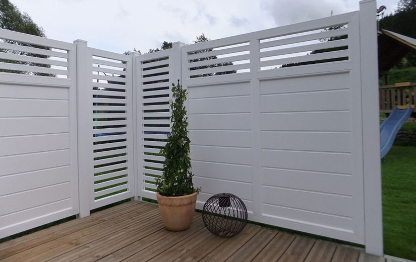 weißer Kunststoff Design-Sichtschutz auf Terrasse
