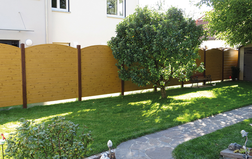 Einladender Garten mit natürlichem Sichtschutzzaun