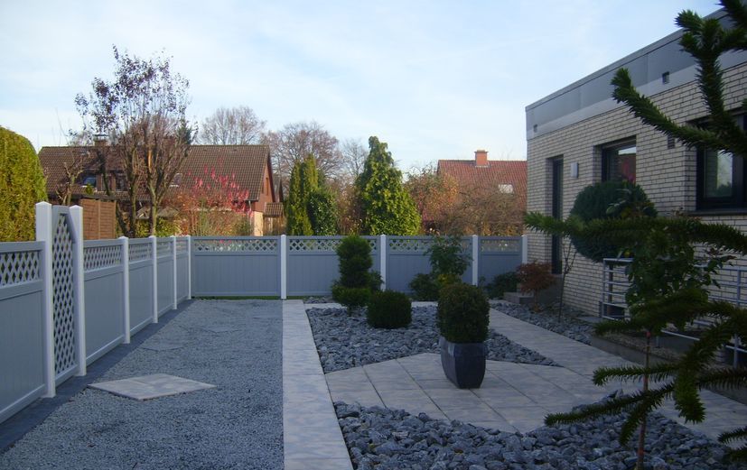 Sichtschutz Grau in modernem Steingarten
