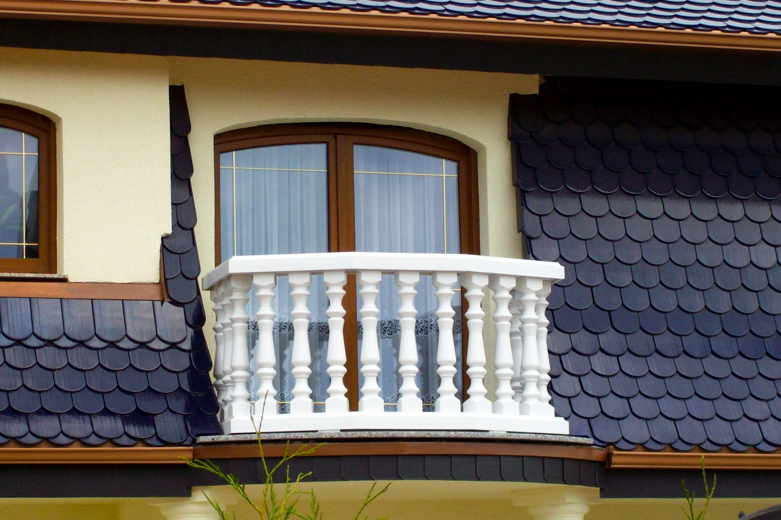 Balustrade aus PVC-Kunststoff in weiß mit Blende