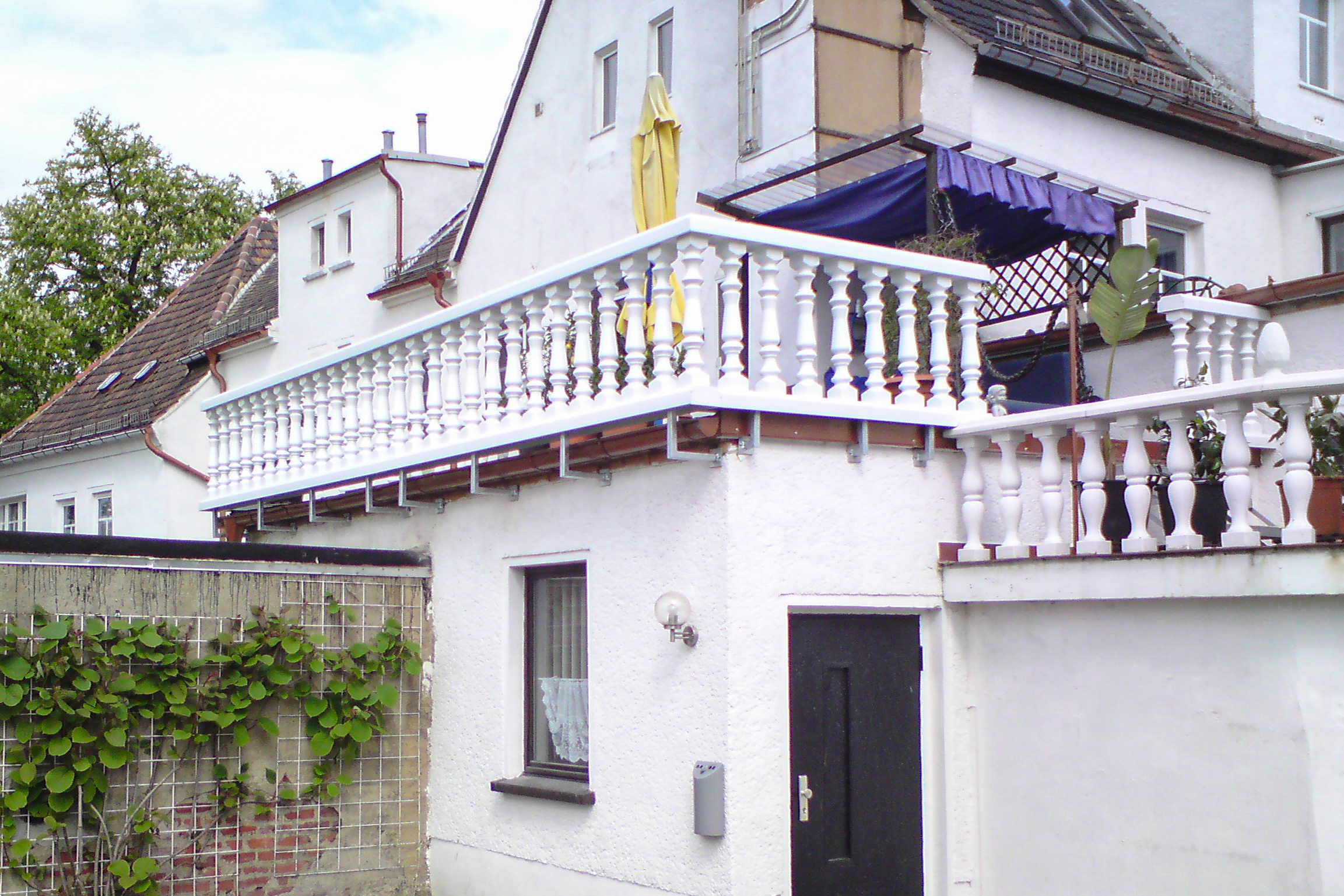 Balustrade aus PVC-Kunststoff in weiß als Terrasse
