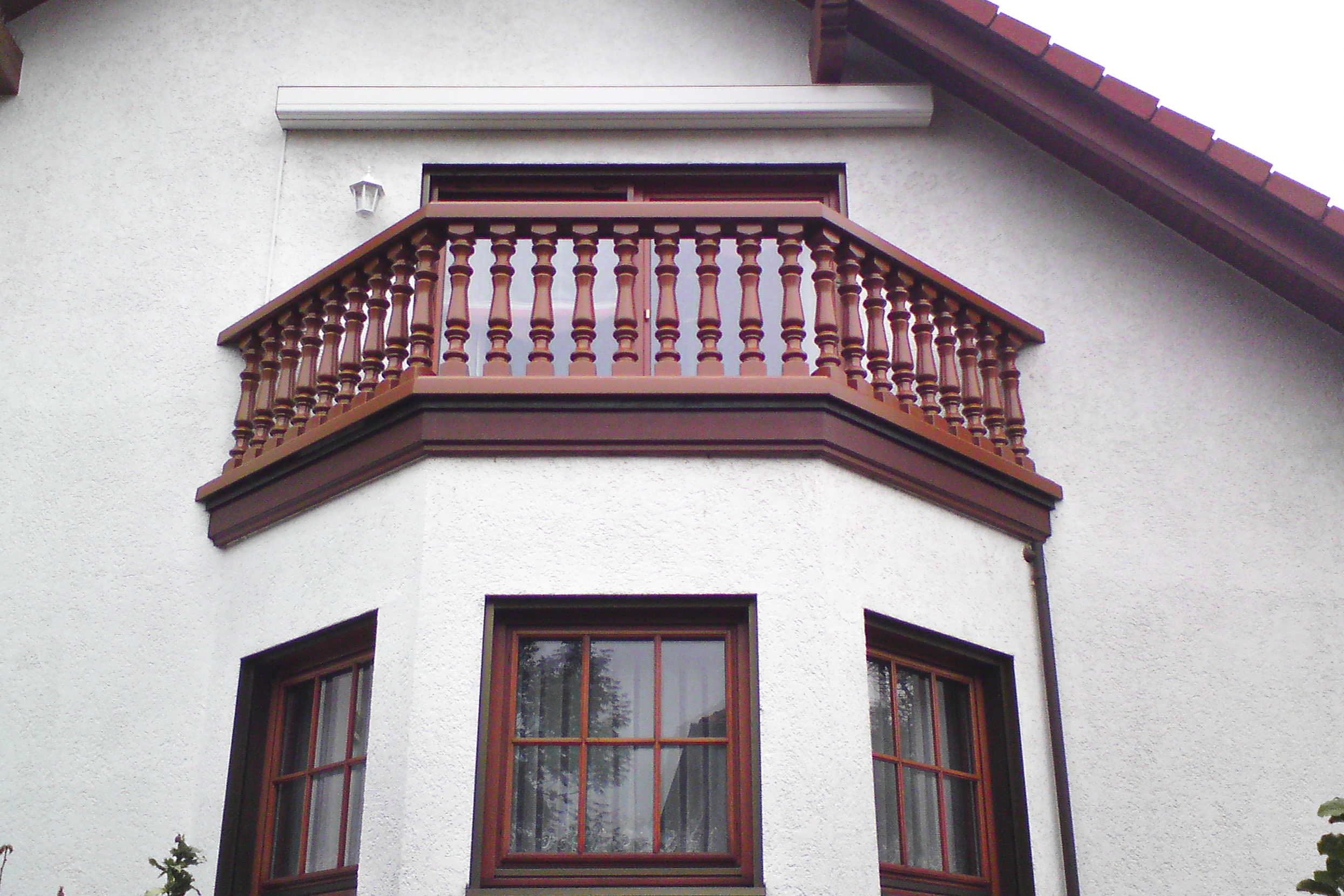 Balustrade aus PVC-Kunststoff in braun als Balkongeländer