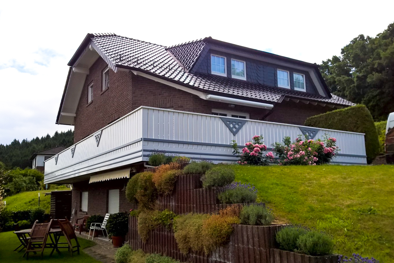 Balkon in Weiß mit grauen Applikationen