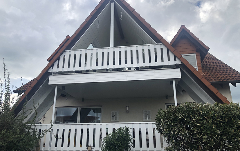 Weißer Balkon trifft Fassadenlösung