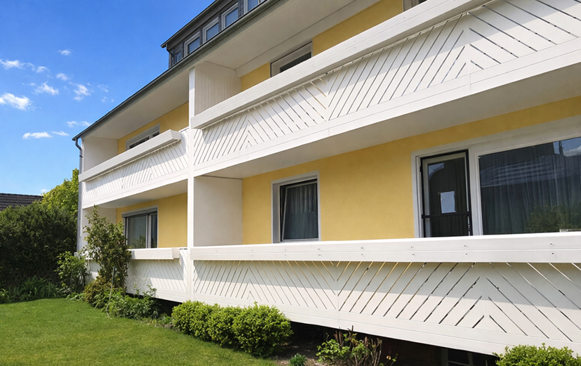 Balkongeländer mit Diagonalstruktur in Weiß