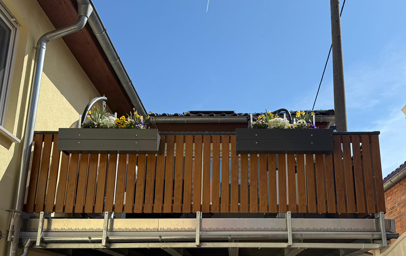 Nussbaum-Balkon mit Anthrazit-Akzent