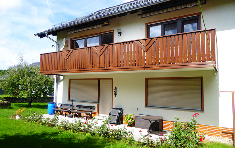 Attraktiver Balkon in Nussbaum