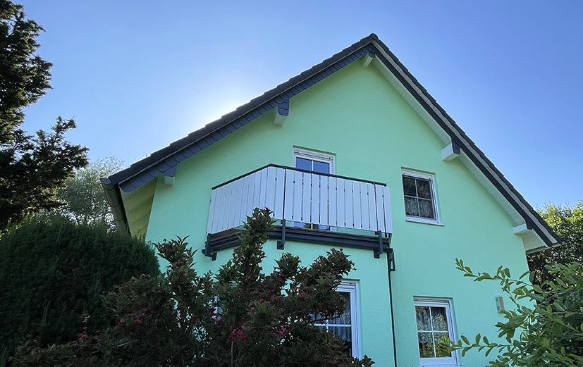 Weißes Balkongeländer für klare Linien