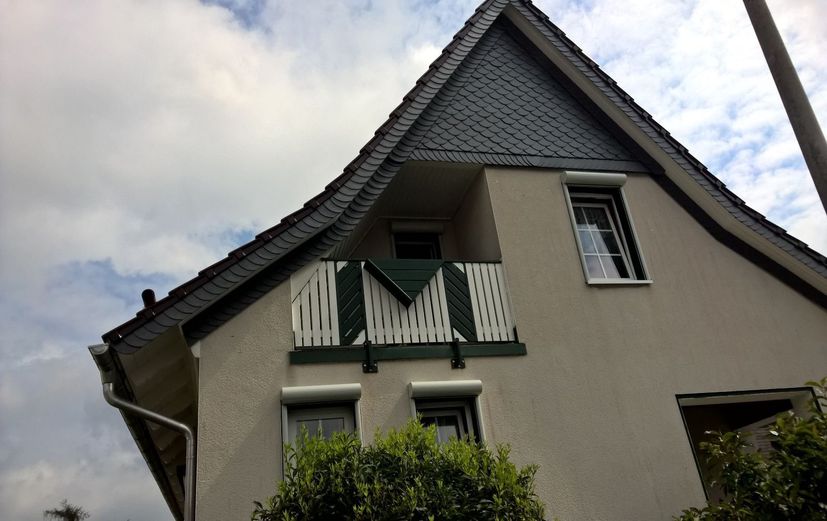 Balkongeländer weiss grün Kunststoff