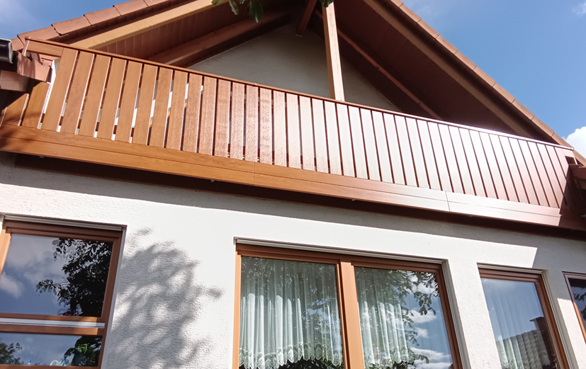 Goldener Abschluss unterm Giebeldach