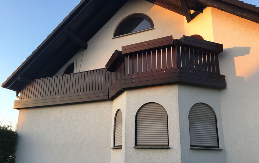 Balkongeländer mit Tiefe und Struktur
