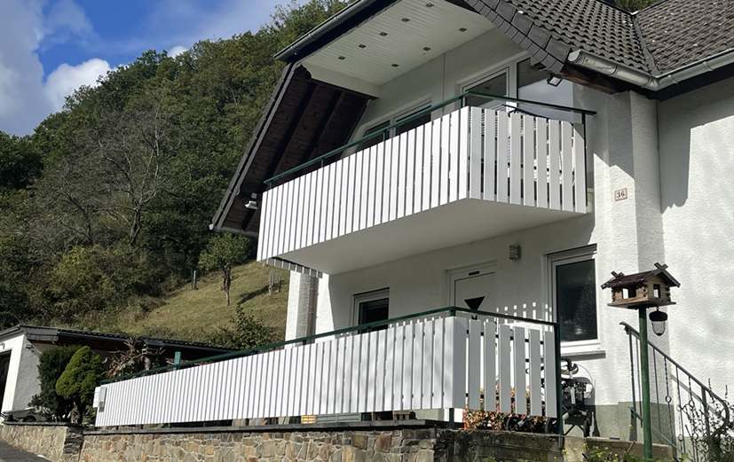 Sanierung mit weißen Balkonprofilen