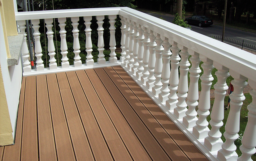 Weiße Balustrade aus Kunststoff für stilvolle Balkongestaltung