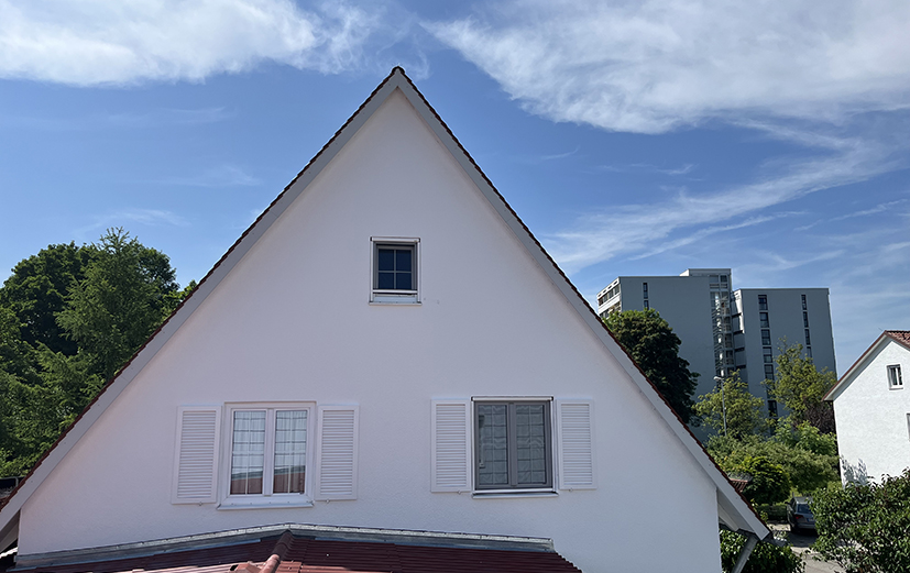 Weiße Fensterläden nach Maß gefertigt