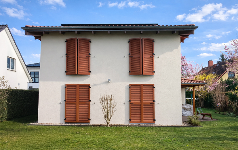 Klassisch schön: Aluminiumläden in Braun