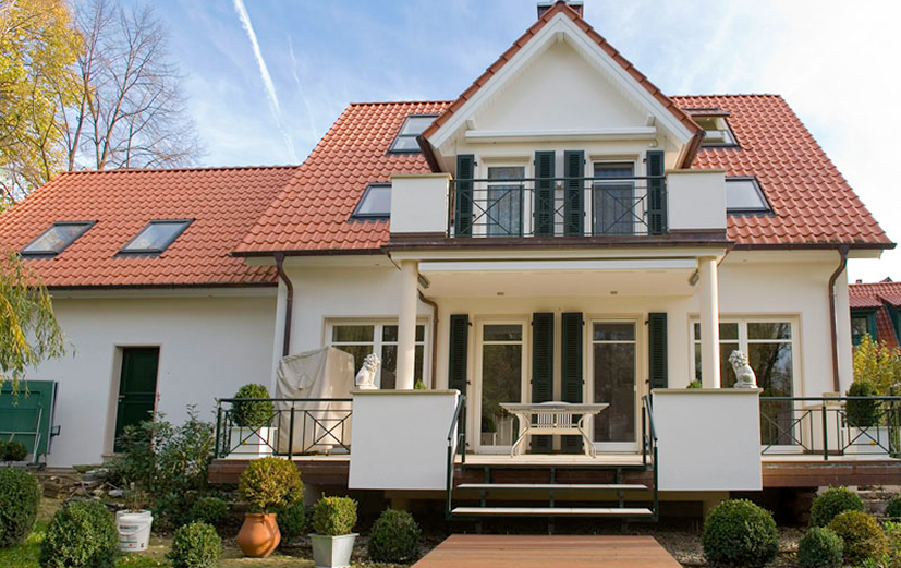 Stilvolle Aluminium-Fensterläden in Tannengrün für modernes Einfamilienhaus
