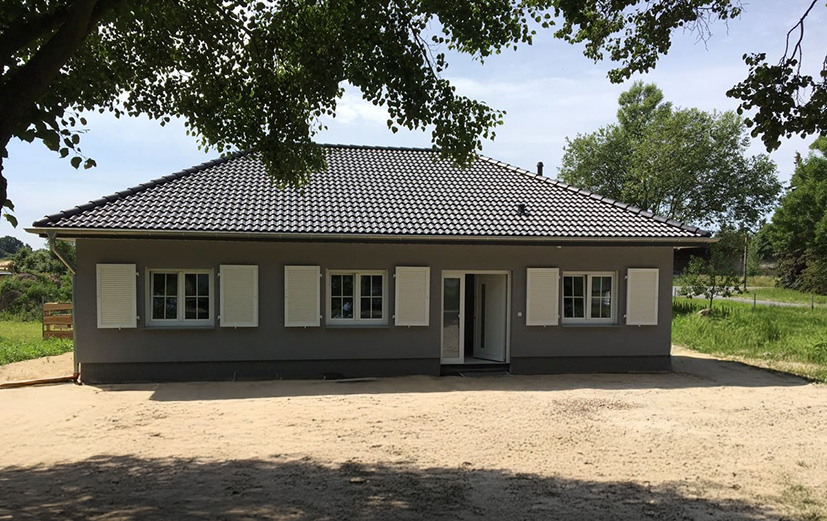 Weiße Fensterläden aus Aluminium