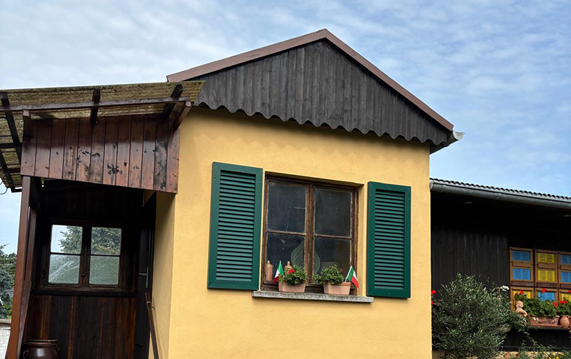 Grüne Klappläden mit Landhaus-Flair