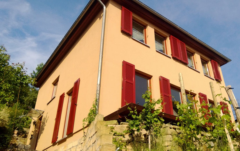 Fensterladenladen aus Aluminium in Rot als Faltladen