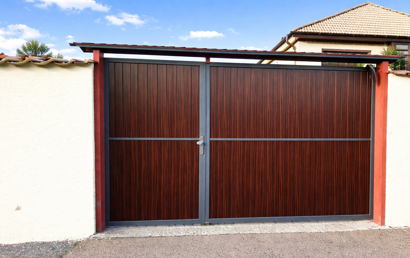 Mahagoni-Tor, das Ruhe bringt