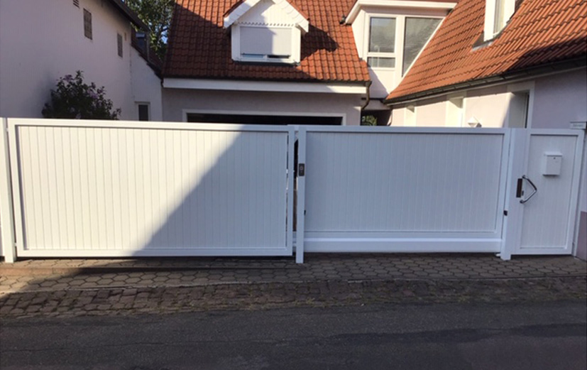 Tor mit neuer Kunststoffbeplankung