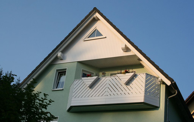 Weiß fasst Giebel und Balkon zusammen