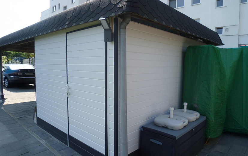 Weiße Außenverkleidung mit System