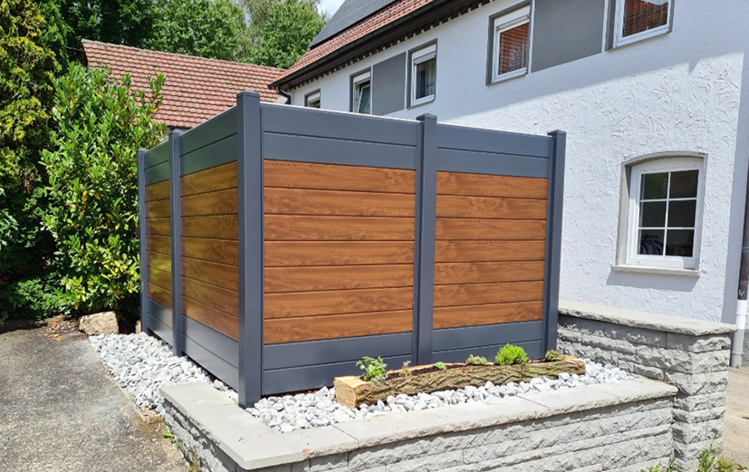 Terrasse im Farbduo: Sichtschutz in Anthrazit und Golden Oak