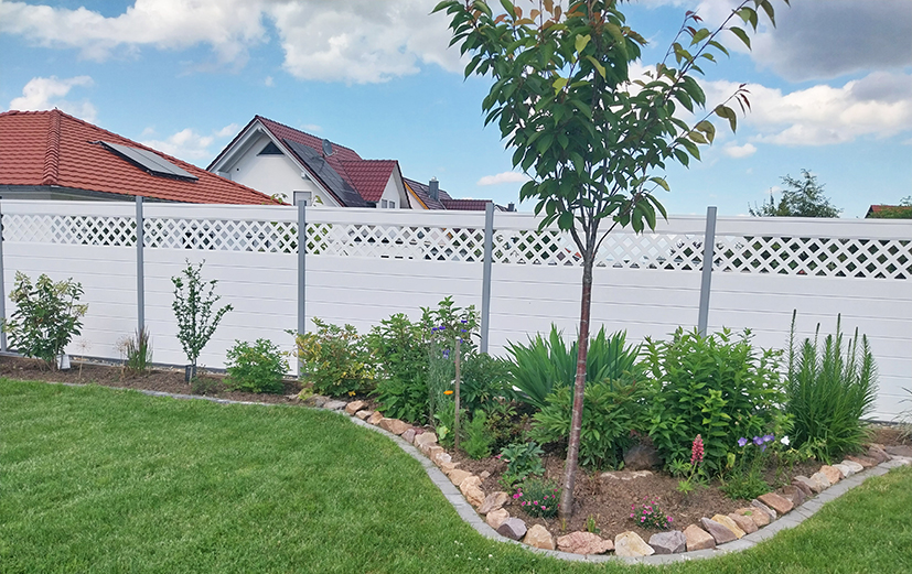 Weißer Gartenzaun mit luftiger Note