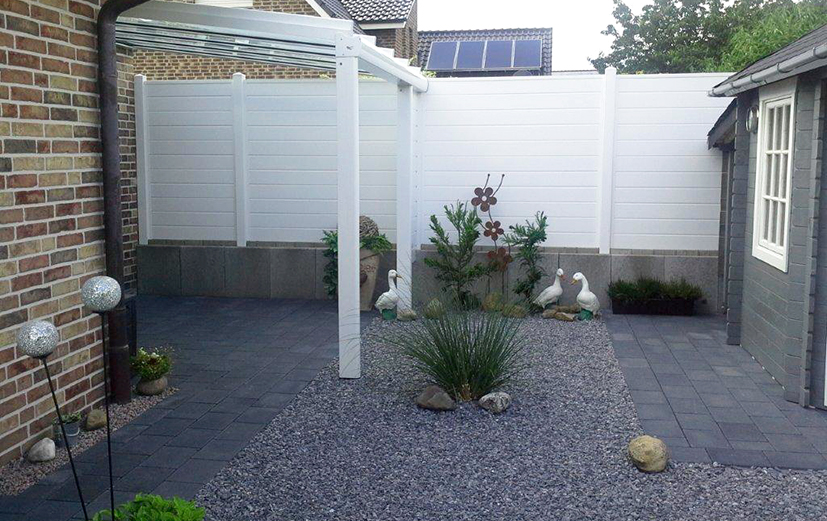Weiße Wand für Ruhe im Garten