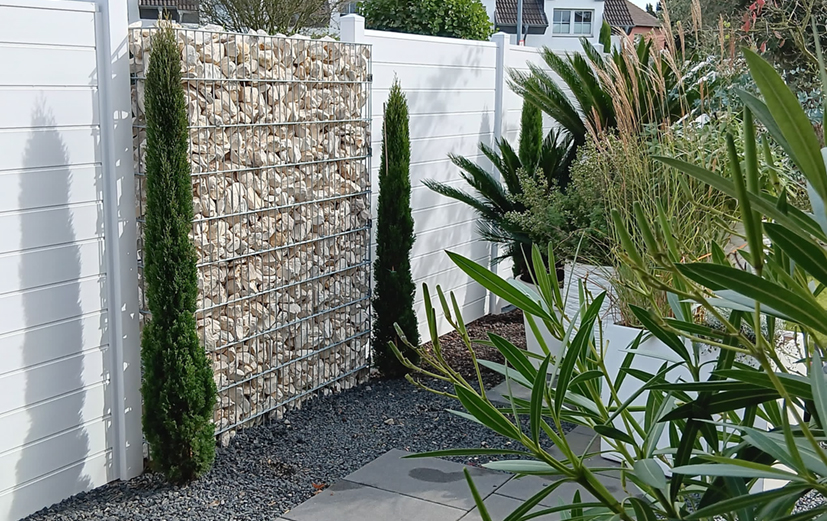 Weißer Sichtschutz mit Stein-Akzent