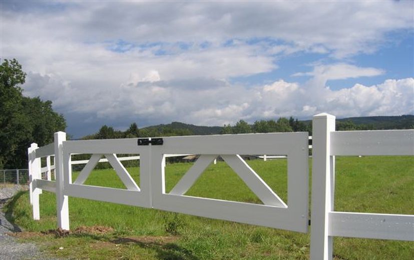 Koppelzaun aus PVC-Kunststoff in weiß mit Koppeltor