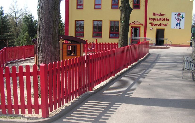 Kunststoffzaun in rot als Abgrenzung in einem Kindergarten