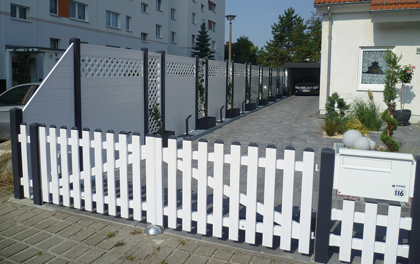 Modernes Lattentor mit Antrieb und Sichtschutzzaun