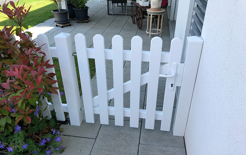 Weiße Pforte für jeden Gartenzugang