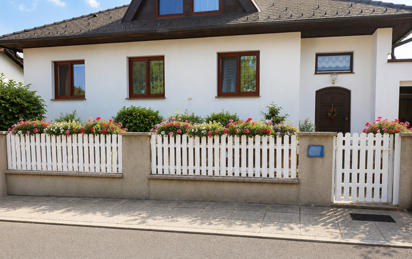 Zaunsanierung in frischem Weiß