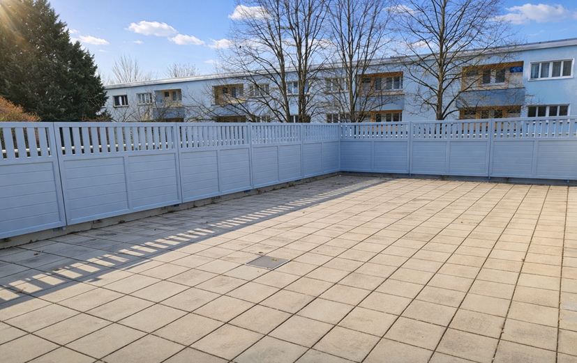 Silbergrau macht die Terrasse ruhig