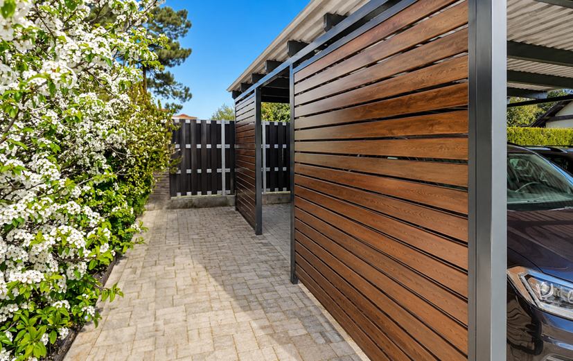 Golden Oak rahmt den Carport