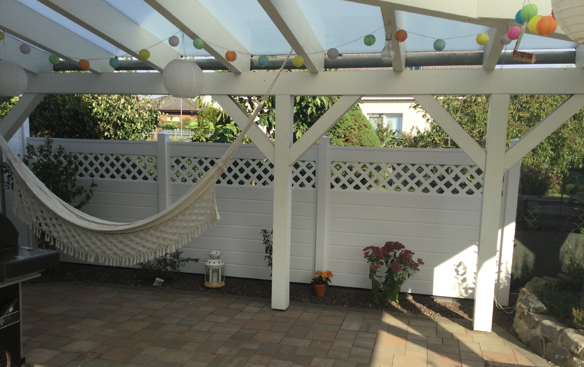 Weiße Ruhe unter der Pergola