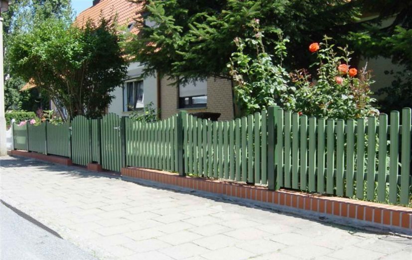 Zaun aus Aluminium in grün auf Sockel montiert