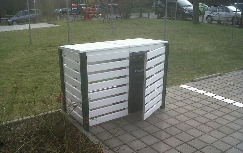 Mülltonnenbox aus PVC-Kunststoff in weiss-grün