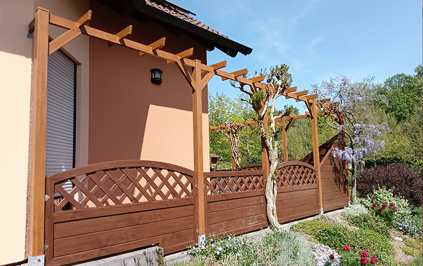 Pergola trifft Sichtschutz mit Stil