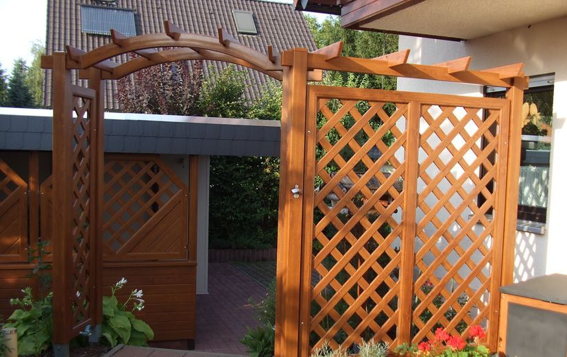 Pergola ausPVC-Kunststoff in Golden-Oak mit Rankgitter