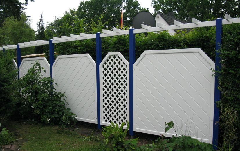 Pergola aus PVC-Kunststoff in weiß-blau mit Sichtschutz